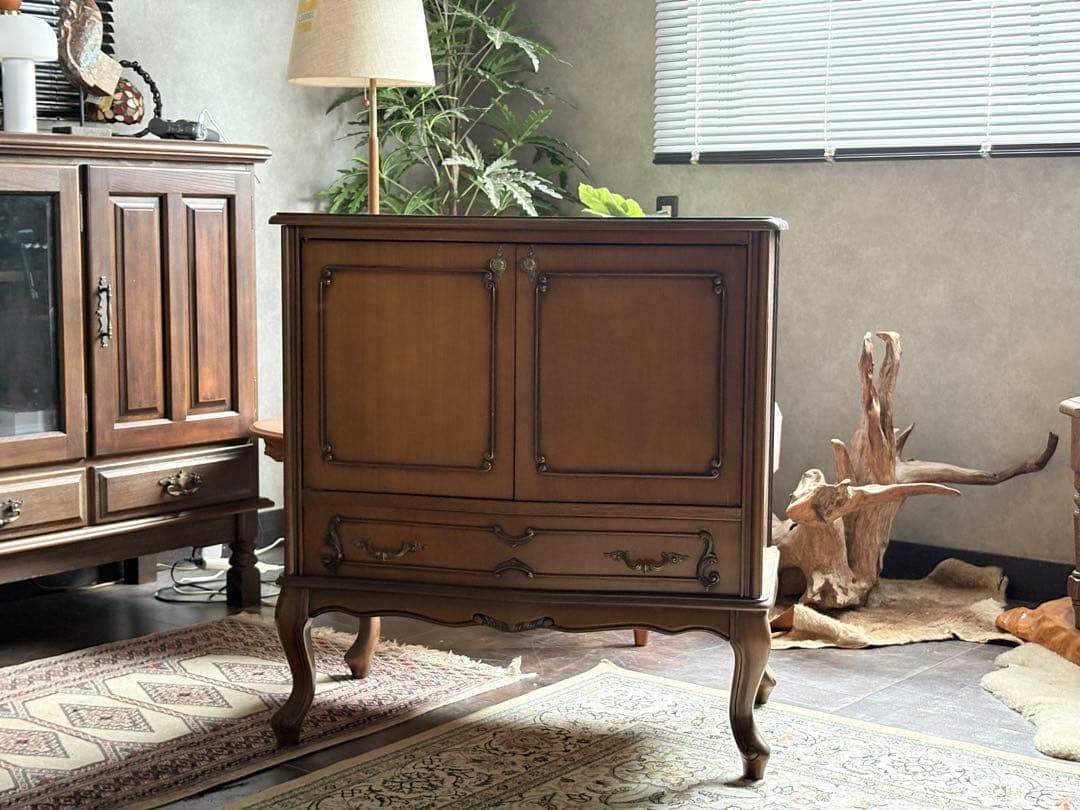 猫脚　ビンテージ　サイドボード　キャビネット　クラシック　収納家具　nK
